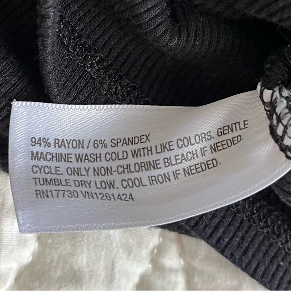 Black Ruched Short Sleeve Fitted Top - Picture 7 of 7